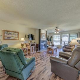 Ruidoso Condo w/ Golf View ~ 17 Mi to Ski Apache!