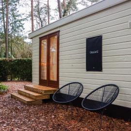 Tranquil forest chalet by a pond in Veluwe, sleeps 4、Doornspijkのホテル