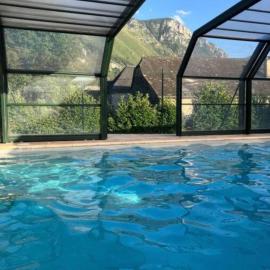 Bielle में, होटल La Suite Unique - Le jardin sur les Pyrénées- vue panoramique montagne -jardin clôturé privé de 100m2-Parking-Linge de lit et serviettes compris-