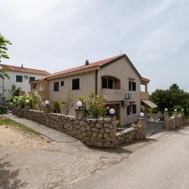 Apartments by the sea Tribanj Sibuljina, Paklenica - 17818, hotel a Šibuljina