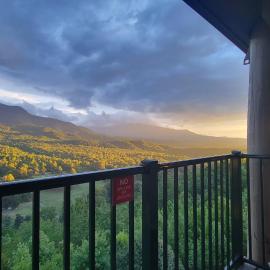 Eagles View, Luxury living Amazing Mtn Views! indoor pool & spa, hotel in Gatlinburg