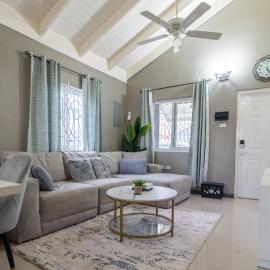Sky View Villas @ Edmund Ridge Estate، فندق في خليج مونتيغو