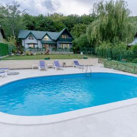 Casa Senik Monteoru Piscina ,Jacuzzi Sauna, Ciubar, hotelli kohteessa Merei