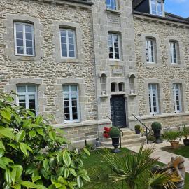GÎTE Le Parisien Appartement privé en Duplex avec accès jacuzzi à 10min des plages, hotel em Lanhouarneau