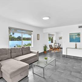 Charming 2BR Lakefront Cottage in Davie near Beach, hotel en Davie