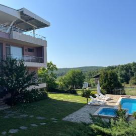 Sunny house, hotel in Pismenovo