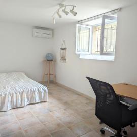 Chambre climatisée 2 places plus une place Bébé 0-3 ans, salle de bain et WC en espace privatif