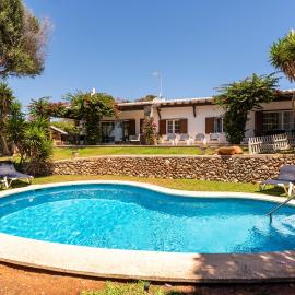 Villa Victoria by Escape Home, hotelli Binibecassa