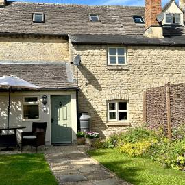 Pretty Cotswold Cottage with garden near Bibury