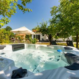 Lovely Cottage with Jacuzzi