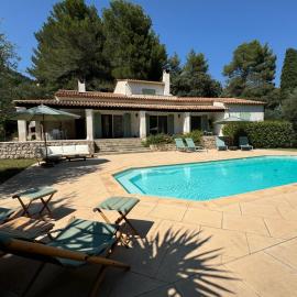 L'Oliveda - complètement climatisée, piscine, calme, proche commerce et lac, ski à 45min – hotel w mieście Le Tignet