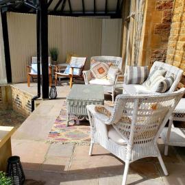 3 bedroom 3 bathroom ground floor condo with veranda, hotell i Reigate