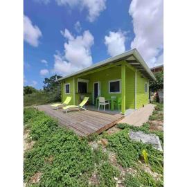 Bungalow élégant à Anse-Bertrand avec jardin privé، فندق في Anse-Bertrand
