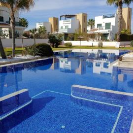 Three-bedroom holiday villa with magnificent pool next to the sea and golf courses, Hotel in Rojales