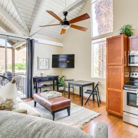 Balcony & Views: Pet-Friendly Indian Wells Unit, hotel in Indian Wells