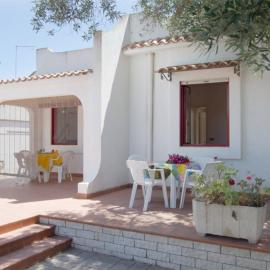 Villa Antonella con Piscina nel Boomerang Village a Torre Colimena، فندق في توري كوليمينا