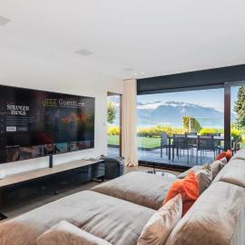 Charming and Spacious Residence in the Heart of Brent by GuestLee