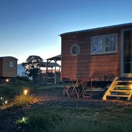 Cosy Luxury Owls Roost Hut with Private Hot Tub, hotel in Umberleigh Bridge