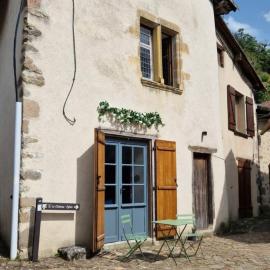 Chateau-une - a Beautiful historic medieval holiday rental., hotell sihtkohas Confolens