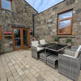 Cozy Cottage Close to Haworth Sleeps 2 with Garden, hotel in Keighley
