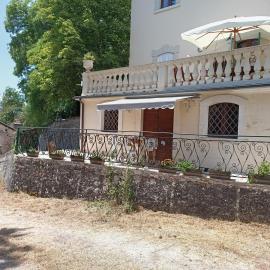 La Fioraia e La Legnaia، فندق في لاكويلا