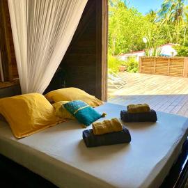 Charmant bungalow tout confort climatisé - Terrasse et ACCÈS PLAGE !, hotel a Deshaies