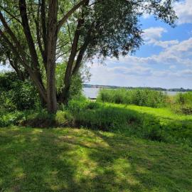 Domek nad jeziorem przy lini brzegowej Górowychy, Pomorze, hotell i Gorowychy