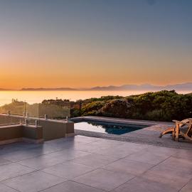 Solar-Powered Villa - Oceanview Wildlife Estate Retreat, hotelli kohteessa Gansbaai