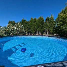 Calme mais proche toutes activités, F3 avec parking, jardin, piscine, wifi, clim dans propriété privée, hotel in Agde