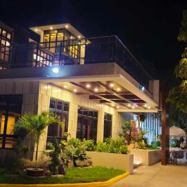The Lumber Hotel and Resort, ξενοδοχείο στο Virac