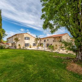 Au Clos Des Dély-Gîtes 3 étoiles, hotel v destinácii Mareuil