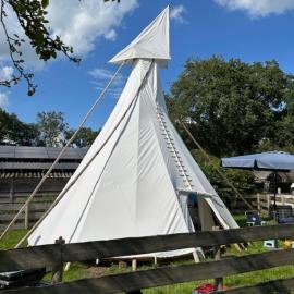 Tipi tent, hotel u gradu 'Sleen'