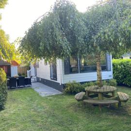 Mooi chalet in havenplaatsje op fietsafstand van het strand bij Ouddorp, hotel in Goedereede