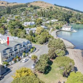 Waterfront 2-bedroom apartment with car park