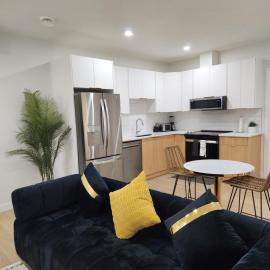 Brand New Deluxe 2 Bedroom Suite with AC & Den, hotel in Calgary