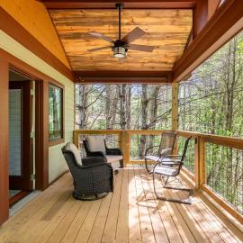 Maple Treehouse Cabin - Rustic Luxury Near Asheville, hotel in Marshall