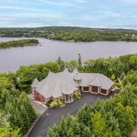 Tranquil Chateau on Moody Lake, hotel din Sambro