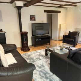 Spacious Farmhouse Apartment, by Lake & Mountains, hotel v destinácii Larringes