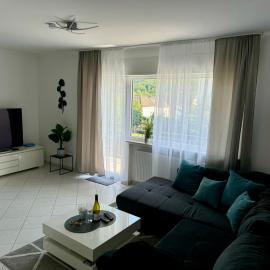 Traumhaftes Kurstadt Apartment - Moderne 2 Zimmer-Balkon-Parkplatz- Flexibler Check-in 24h