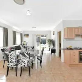 Bexley North Entire 2 Storey House 4 or 5 BR 11 Beds 5 mns walk to Train Station and Close to Airport , Sydney CBD