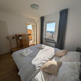 Yellow submarine - whole house, hotel in Premantura
