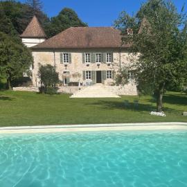 Domaine du Très-Haut - Château de Montanges, viešbutis mieste Montanges