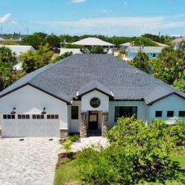 HARDING HAVEN Spacious pool home one block to the beach, hotel in Cocoa Beach