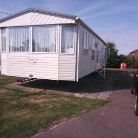 Caravan - Sleeps 8 - Pets Ok - Parking - Patio, hotel in Rye