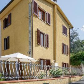 2 Bedroom Stunning Home In Camaiore, hotel in Camaiore