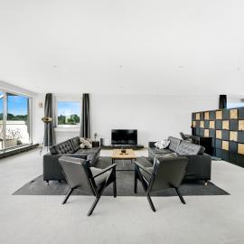 Penthouse 232QM, 12 Personen, Whirlpool, Terrasse, Parkplatz 25min bis Düsseldorf Messe – hotel w mieście Mönchengladbach