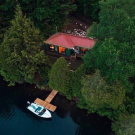 Grinmore Lakeside Hideaway with Panoramic View: Emsdale şehrinde bir otel
