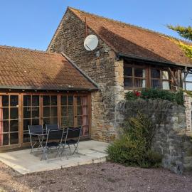 Large gîte with pool in peaceful Burgundy, hótel í Sailly