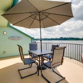 Lake Conroe Condo: Balcony, Views & Pool Access!, hotel em Willis