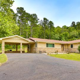 Mt Ida Home w/ Patio: 11 Mi to Lake Ouachita!, hotel u gradu Mount Ida